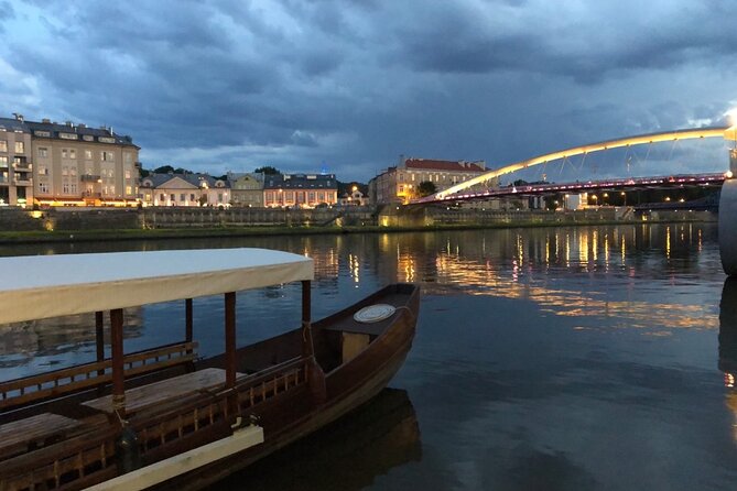 1 Hour Traditional Gondola Sightseeing Vistula River Cruise - The strongest view: Wawel Hill and the Royal Castle
