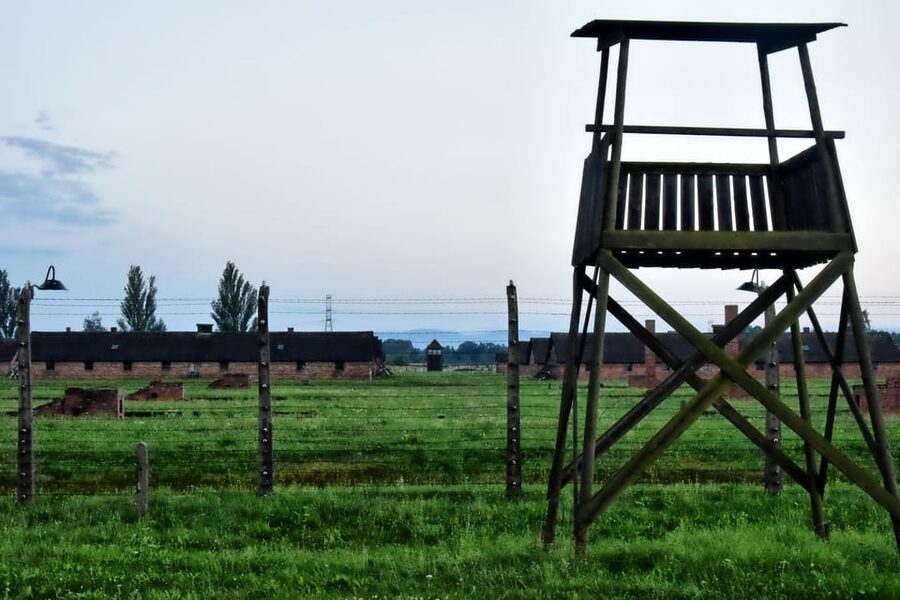 Auschwitz-Birkenau: Guided Tour and Skip-The-Line Ticket - Meeting at Auschwitz I and passing security