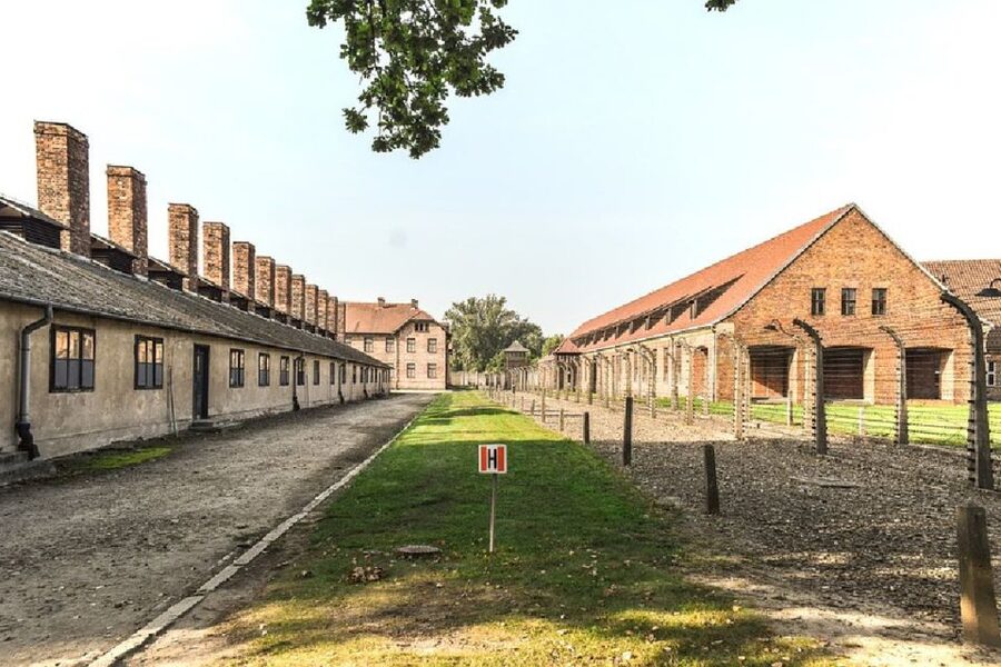 Auschwitz-Birkenau Guided Tour & Transfer from Krakow - The short transfer to Birkenau