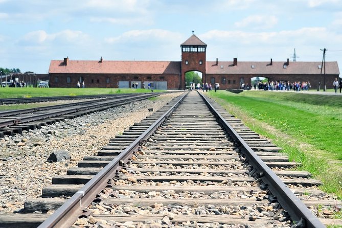 Auschwitz-Birkenau Tour Guide and Jewish museum and synagogue - Entering Auschwitz I and seeing the museum displays