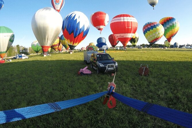 Balloon flight day tour from Warsaw - Preparing the balloon for an hour above the Narew