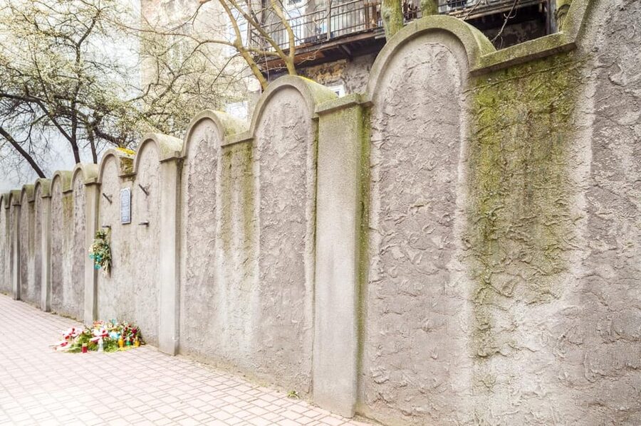 Cracow - Guided Tour of the Jewish Ghetto - Ghetto Heroes’ Square and the meaning of the empty chairs