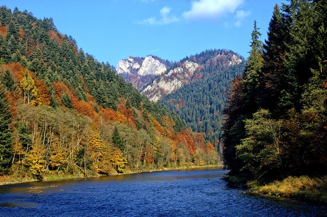 DUNAJEC River Gorge traditional rafting, PRIVATE TOUR from Krakow - Boarding the wooden raft at Sromowce Niżne