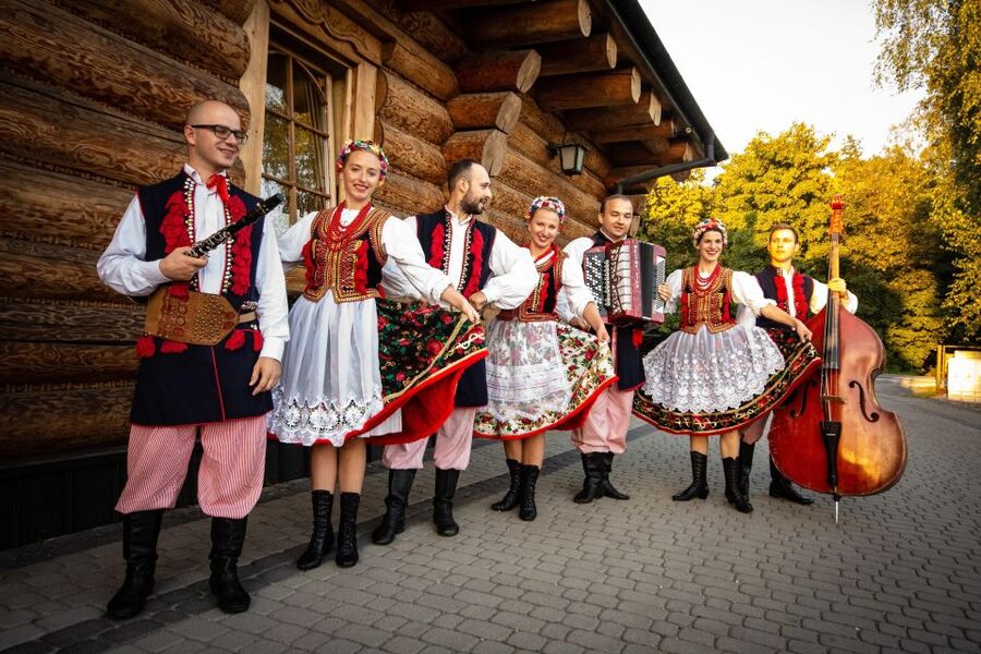 Evening Folk Show, singing, dancing and delicious food! - Key points to know before booking