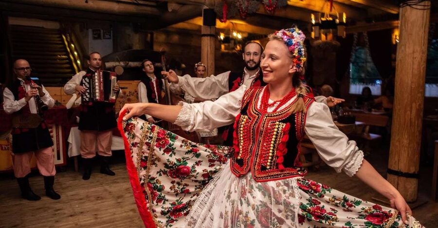 Evening Folk Show, singing, dancing and delicious food! - From Krakow to a cottage-style restaurant in Kryspinów