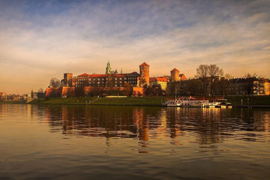 Family Tour of Krakow Old Town with Sweets Factory & Cruise - Guide style matters more than usual