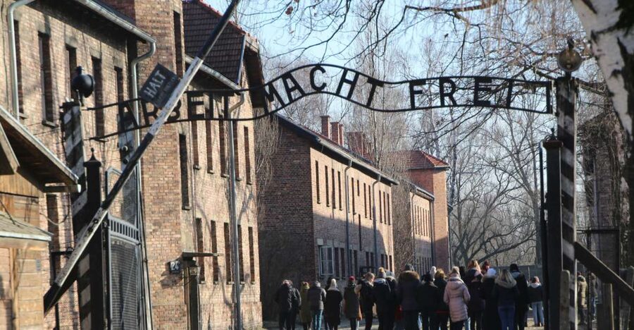 From Krakow: Auschwitz-Birkenau and Self-Guided Day Tour - The café stop and changing timetable