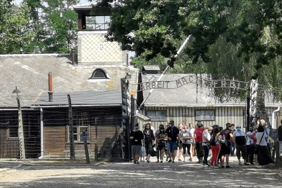 From Krakow: Auschwitz-Birkenau Camp Complex Guided Day Trip - What the guide adds in Italian