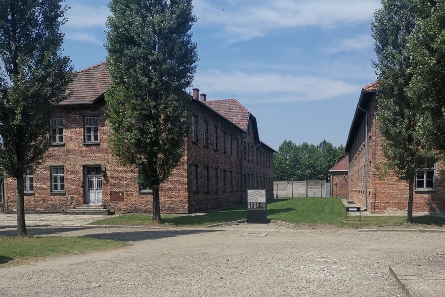 From Krakow: Auschwitz-Birkenau Camp Complex Guided Day Trip - Leaving Krakow for the former Auschwitz camp