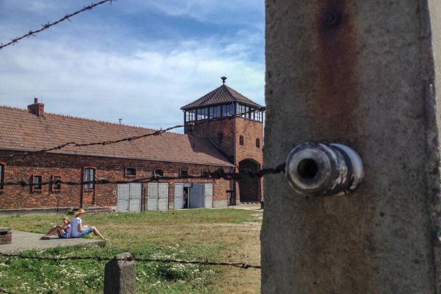 From Krakow: Auschwitz-Birkenau Private or Shared Tour - The 15-minute pause and transfer to Birkenau