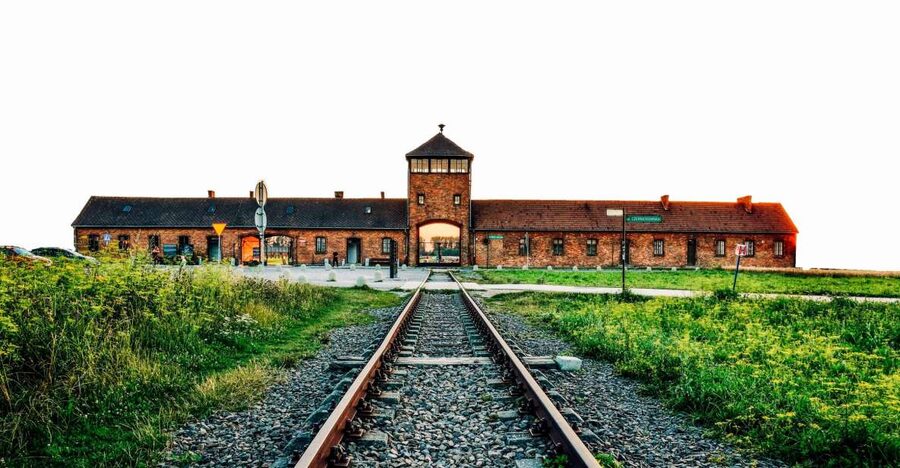From Krakow: Auschwitz-Birkenau & Schindler's Factory Tour - The day in four useful points