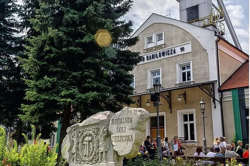 From Krakow: Auschwitz Museum and Wieliczka Salt Mine Tour - The 15-minute break between the two camps
