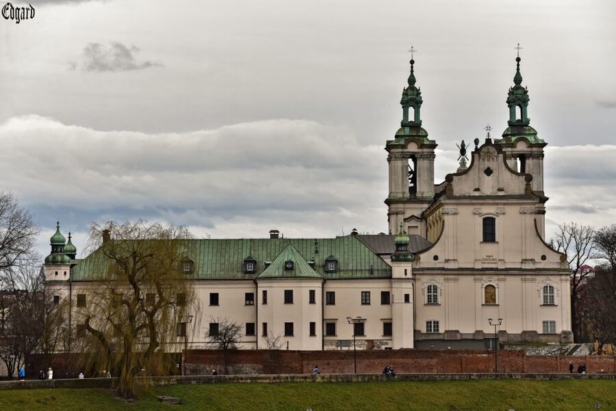 From Krakow: Częstochowa "Black Madonna" Day Tour - Entering the Pauline Monastery complex