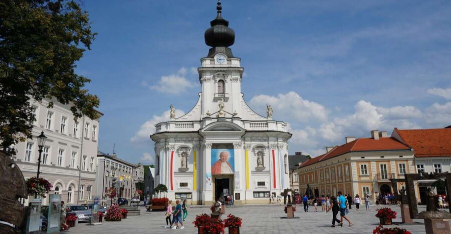 From Krakow: Full-Day Wadowice & Czestochowa Tour - The kremowka break in Wadowice