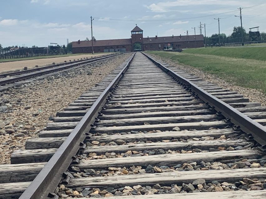From Krakow: Guided Auschwitz-Birkenau Group Tour by Minivan - The short break between the two sites