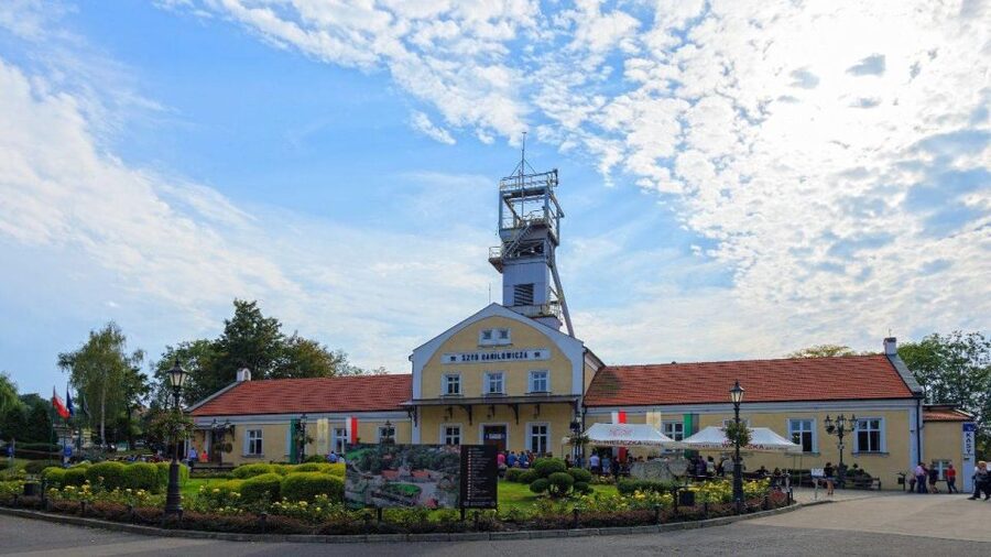 From Krakow: Wieliczka Salt Mine Guided Tour & Transfer - Why Wieliczka Salt Mine is worth your half-day