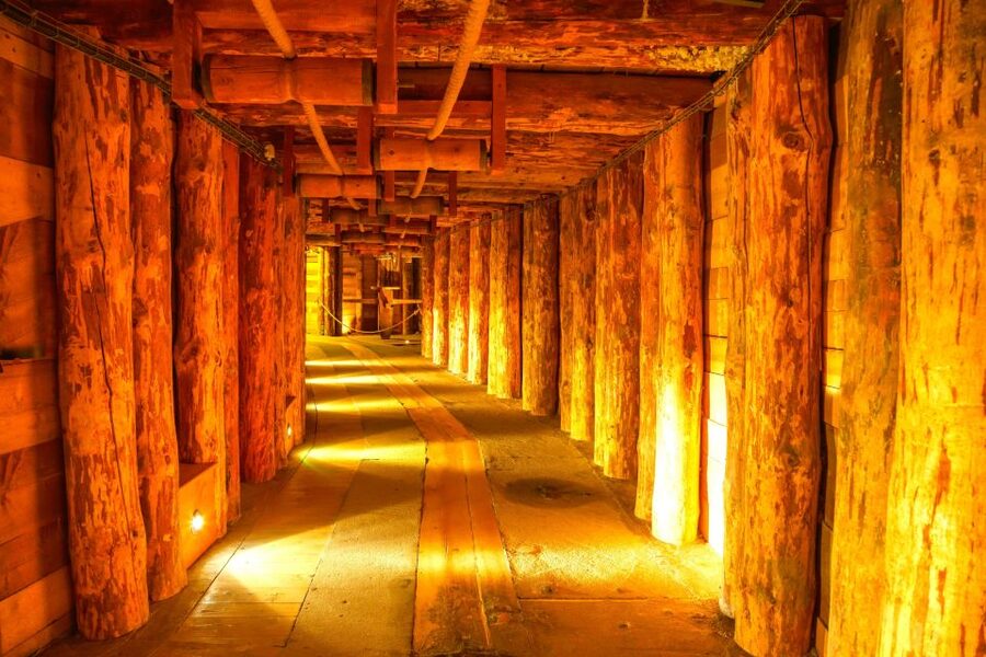 From Krakow: Wieliczka Salt Mine Tour & Skip the Line Ticket - What the guide adds to the experience