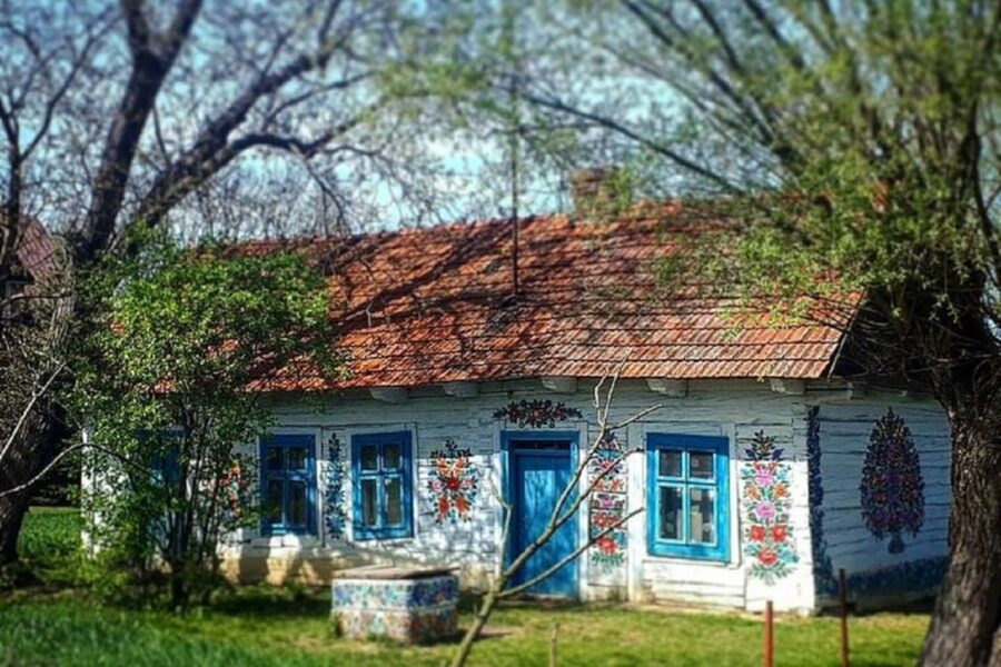 From Krakow: Zalipie and Painted Village Guided Tour - What kind of guide experience should you expect?