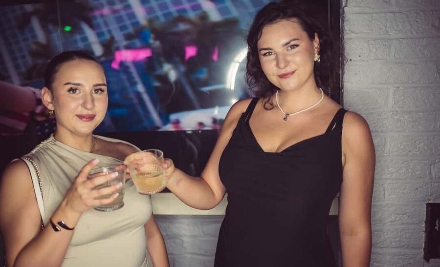 Fun explorers pub Crawl with 1 hour open bar and 3 VIP clubs - Three clubs with free entry and VIP access