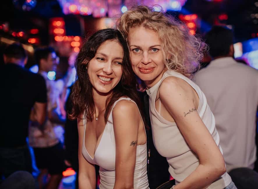 Fun explorers pub Crawl with 1 hour open bar and 3 VIP clubs - Languages, timing, and practical planning