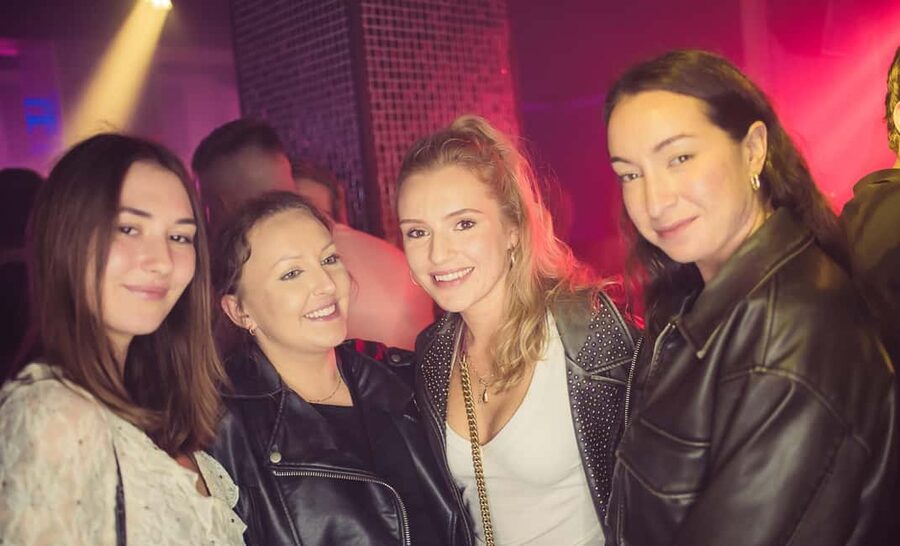 Fun explorers pub Crawl with 1 hour open bar and 3 VIP clubs - The first bar, drinking games, and the open-bar hour