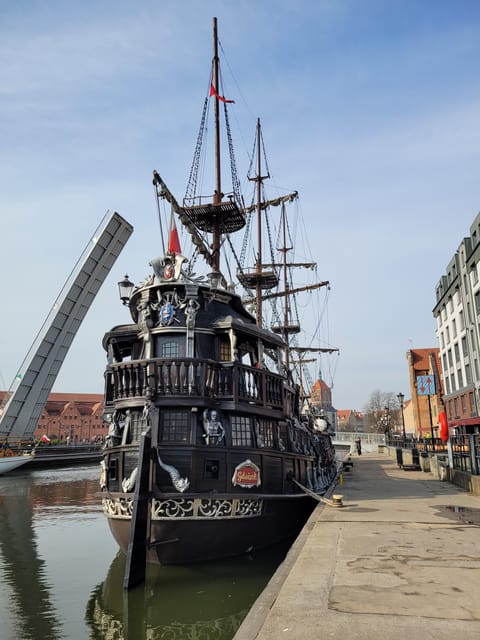 Gdansk: Guided Round-Trip Cruise to Westerplatte - Through the shipyard and commercial port