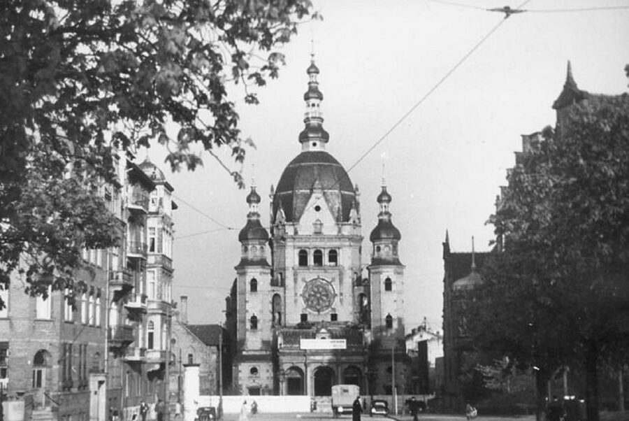Gdansk: Jewish Heritage Guided Private Walking Tour - The cemetery’s walls, gate, and surviving graves