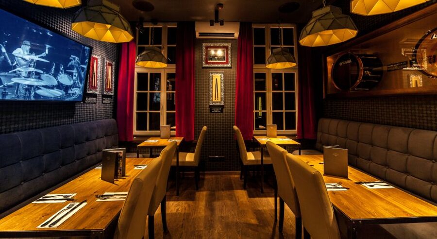Gdansk: Legendary Burger and Zywiec Beer at Hard Rock Cafe - What the $20 Gdańsk meal includes