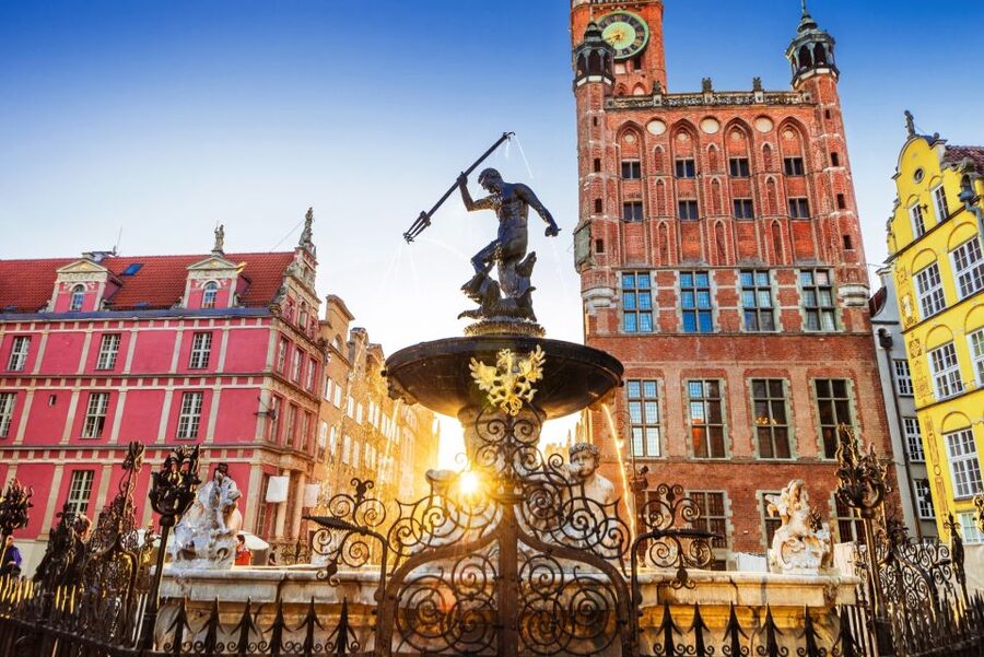 Gdańsk: Old Town Private Walking Tour with Legends and Facts - The shipyard memorial and the European Solidarity Centre