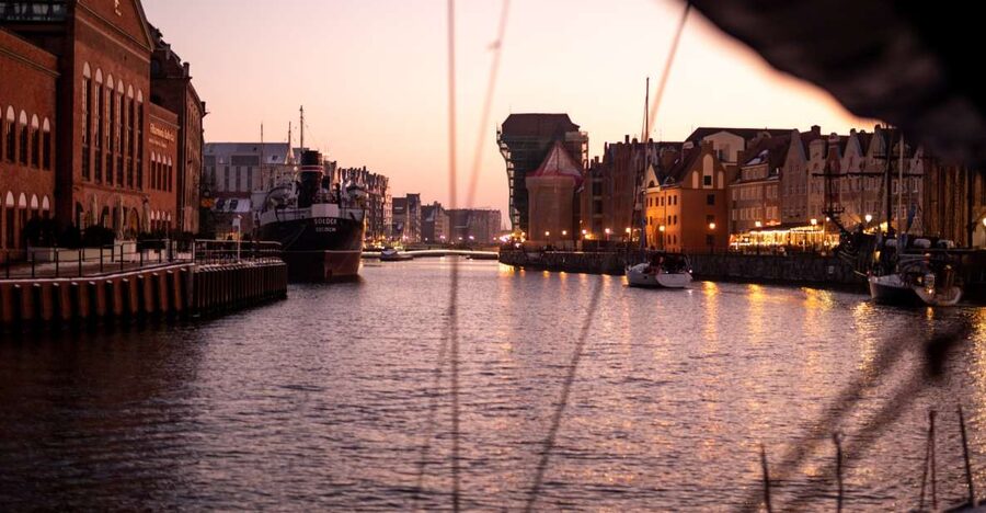 Gdańsk: Scenic Sunset Cruise with Welcome Drink - The first views: Ołowianka, Sołdek, and the old waterfront