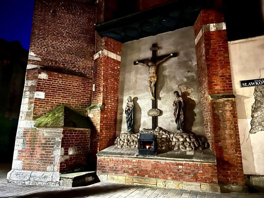 Ghosts & Crimes: Macabre Kraków Walking Tour in English - Is this a history tour or a ghost walk?
