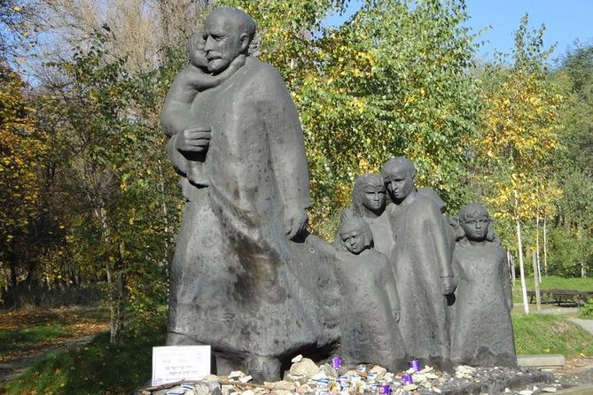 Jewish heritage in Warsaw - Jewish Cemetery: names, symbols, and mass graves