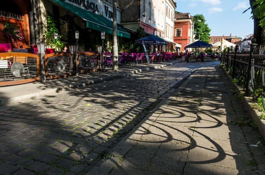 Kazimierz Jewish Quarter Walking Tour - Quiet courtyards and the details between landmarks