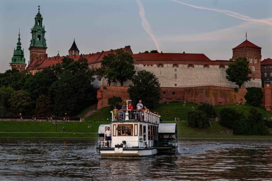 Krakow: 1-Hour Evening Vistula River Cruise - Finding Aqua Fun below Wawel Hill