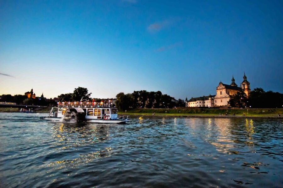 Krakow: 1-Hour Evening Vistula River Cruise - Sunset, darkness, and the best seat