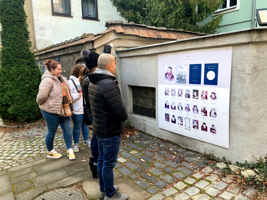 Krakow: 2h Kazimierz (Jewish Quarter) Walking Tour - The cemetery stop and the hard questions