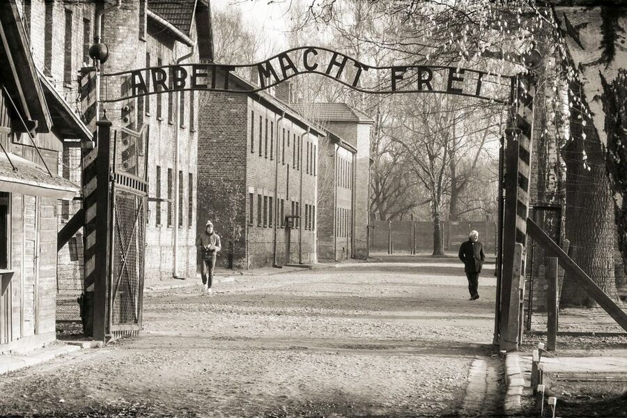 Krakow: Auschwitz-Birkenau and Salt Mine Guided Tour - The break between history sites and salt mining