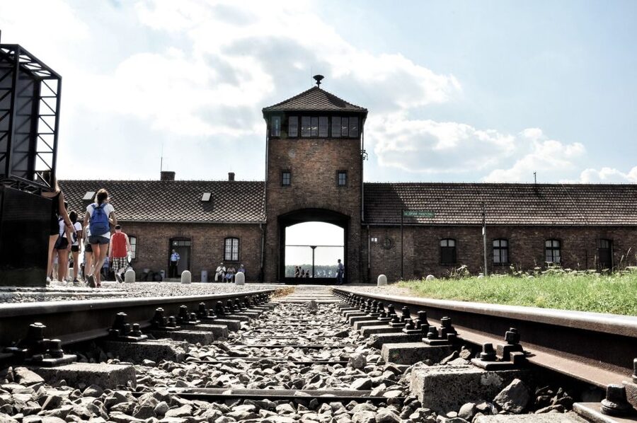 Krakow: Auschwitz-Birkenau Guided Tour Pickup/Lunch Options - Why Auschwitz-Birkenau deserves a full day from Krakow