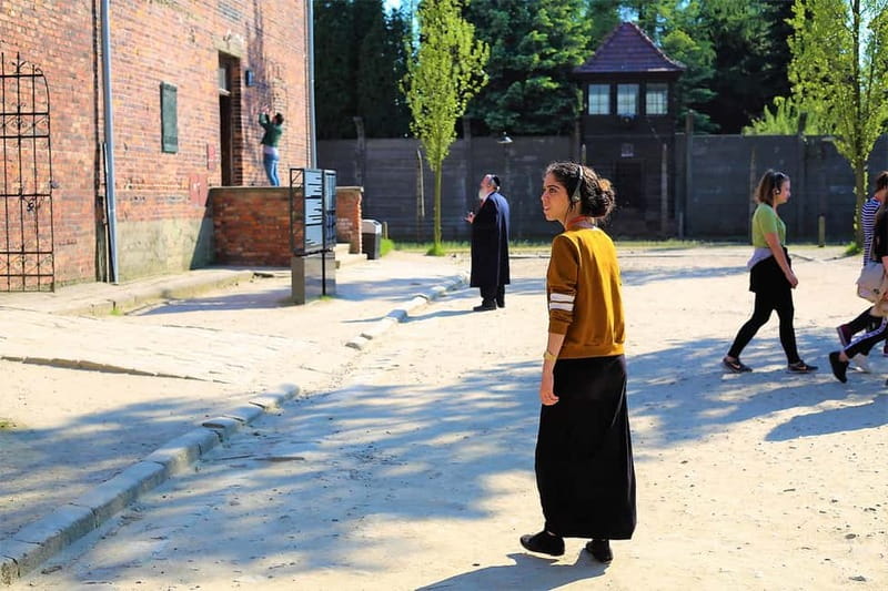 Krakow: Auschwitz-Birkenau Private Guided Tour - What the guide and assistant add