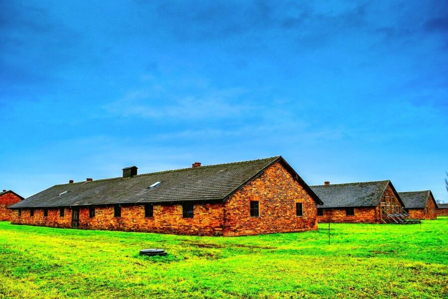 Krakow: Auschwitz Guided Tour with Optional Hotel Pickup - The short break and the move to Birkenau