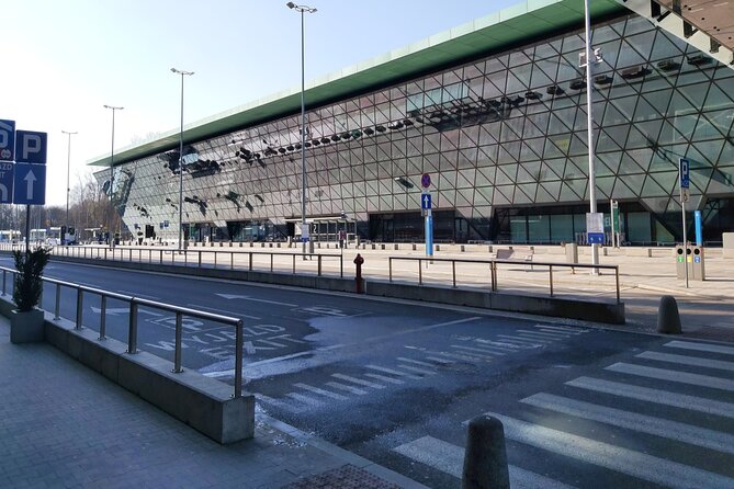 Krakow Balice Airport Transfer: Private Round Trip - Arriving at Krakow Airport without the taxi scramble