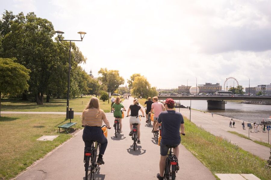 Krakow: Bike Tour of Old Town, Jewish Quarter and the Ghetto - Wawel Castle and the Vistula riverfront