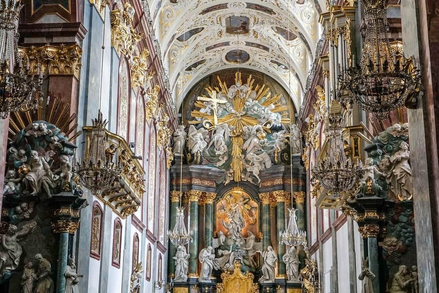 Krakow: Black Madonna Sanctuary of Czestochowa - Guided Tour - Crowds, clothing, and the pace of the day