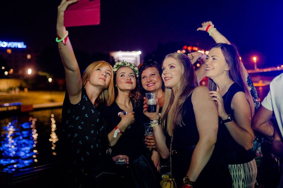 Krakow: Boat Party with Unlimited Drinks - Booking details that affect the night