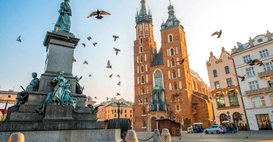 Krakow: City Walking Tours - Choosing between Krakow’s two essential districts