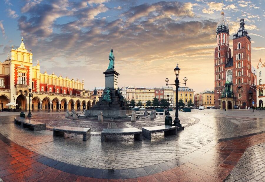 Krakow: E-Car City Tour - Kazimierz: churches, synagogues, and layered history