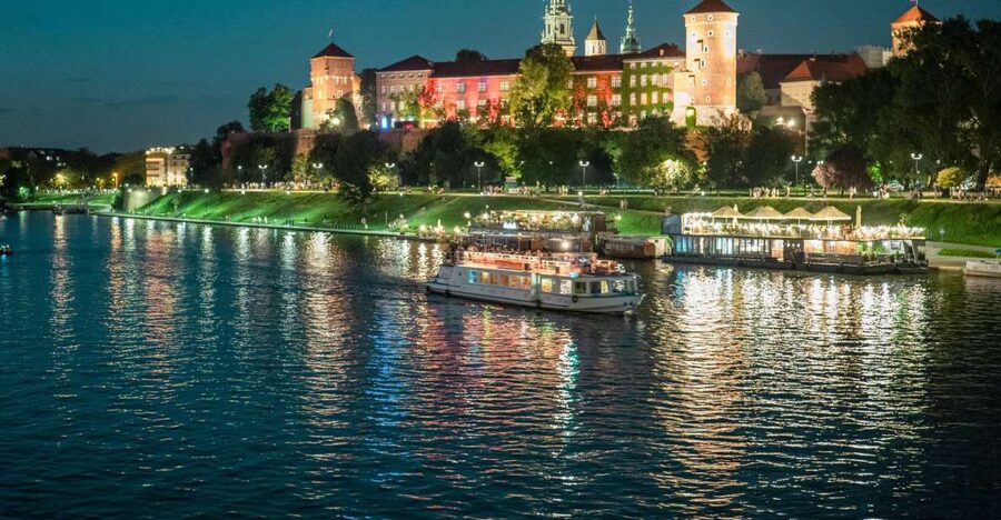 Krakow: Evening Cruise with a Glass of Wine - A calm hour on the Vistula