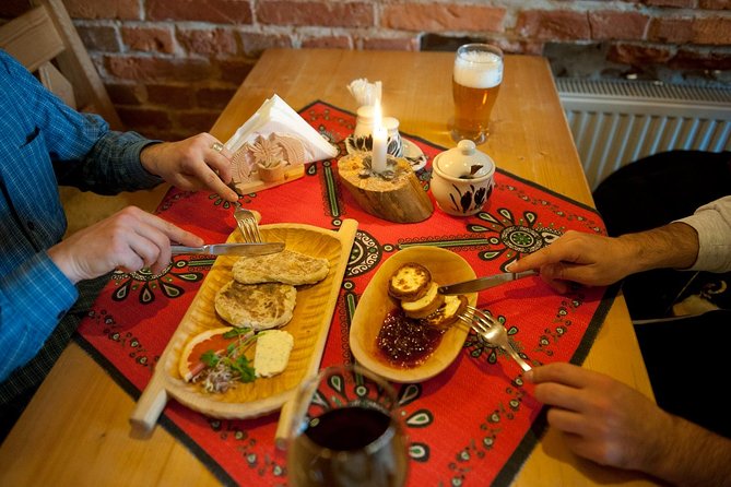 Krakow: Food Tour of 10 Tastings with Pierogi, Vodka & More - Rynek Główny: Krakow’s grand central pause