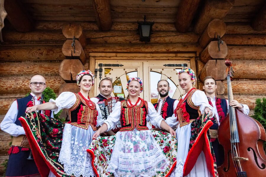 Krakow: Full Traditional Polish Dinner & Folk Show - Timing, seating, and group comfort