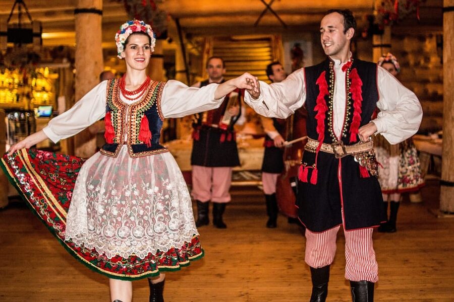 Krakow: Full Traditional Polish Dinner & Folk Show - Entering the round-log restaurant near Kryspinów Lake